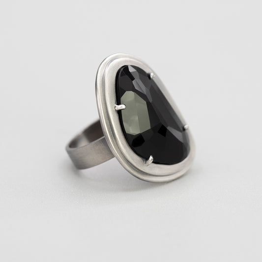 Black spinel showpiece ring