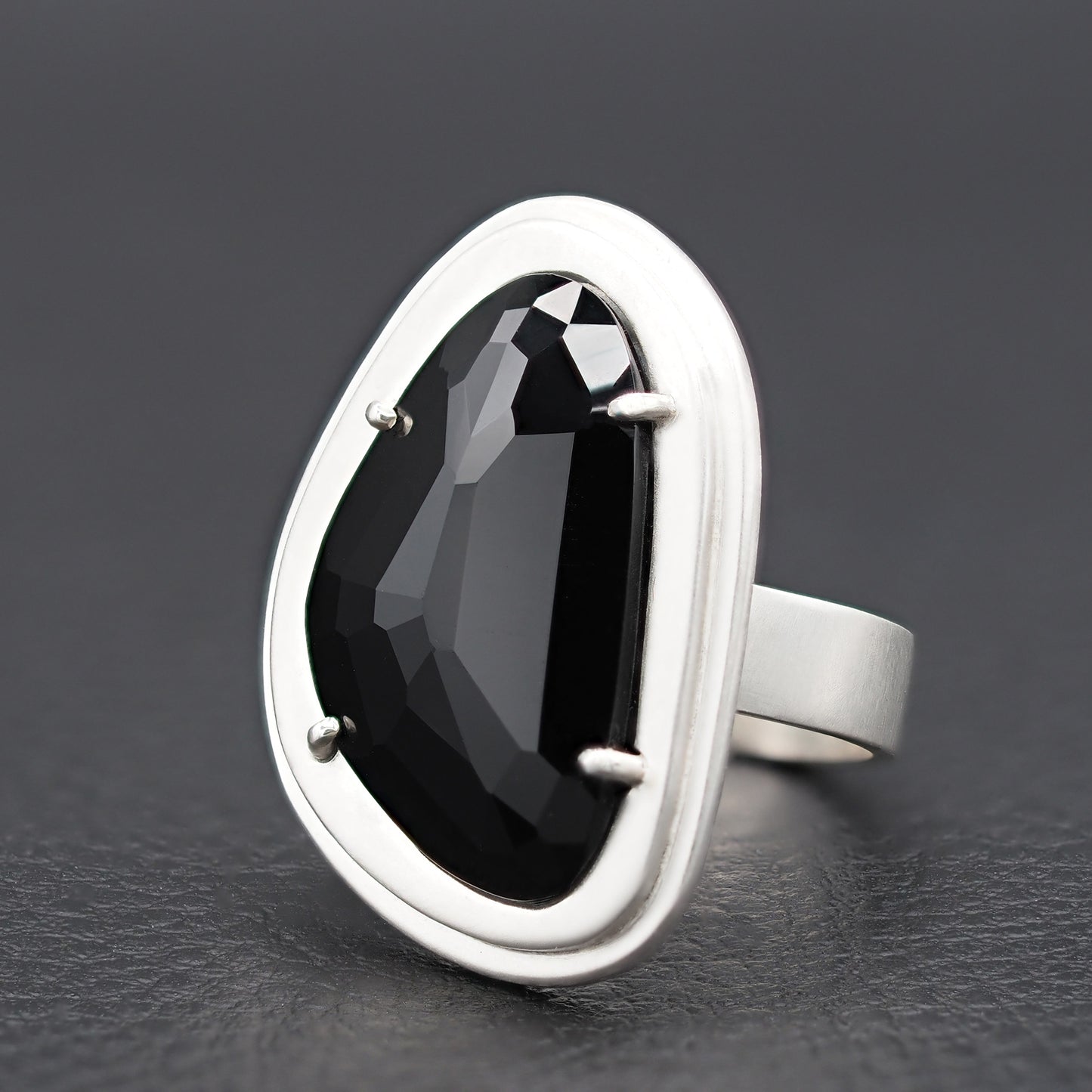 Black spinel showpiece ring