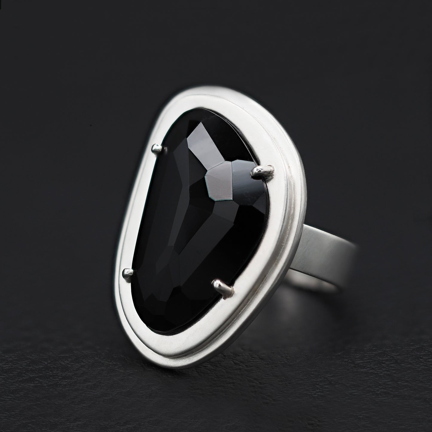 Black spinel showpiece ring